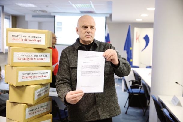 Dragan Živadinov z rezultati posvetovalnega referenduma o zažigu zastave 