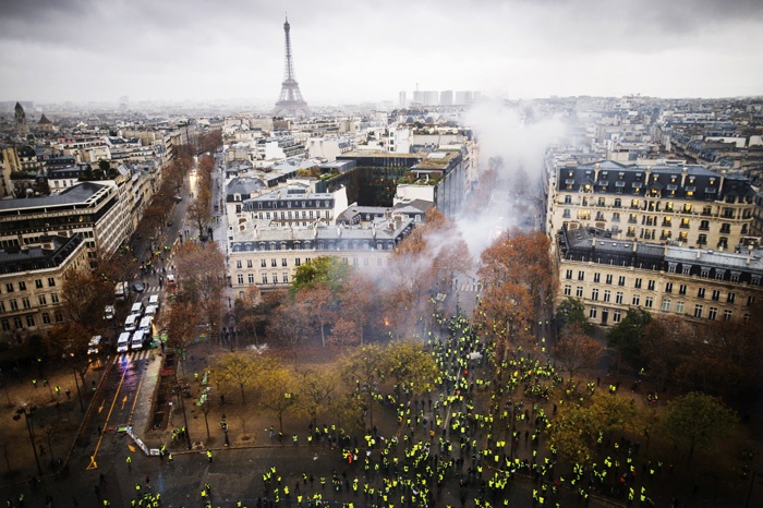 Pariz: na eni strani protestniki, na drugi policisti in meglice iz solzivca.