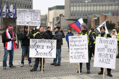 Točno ob poldan: domoljubje DA, slovnica NE