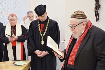 Otvoritev kapele v češki poslanski zbornici (spodnji dom parlamenta), na kateri so bili predstavniki katoliške, judovske in husitske veroizpovedi 