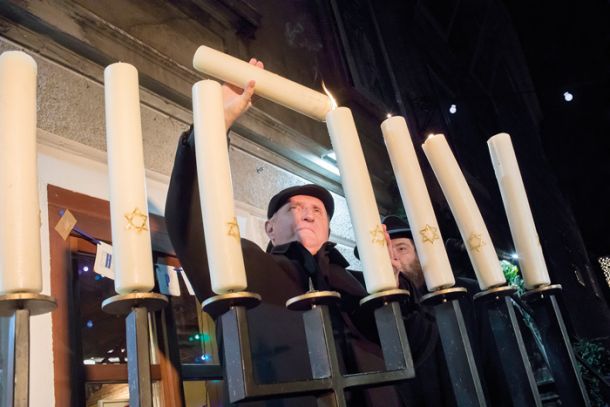 Nadškof Stanislav Zore, prižiganje svečk ob judovskem prazniku luči hanuka, pred Judovskim kulturnim centrom, LJ