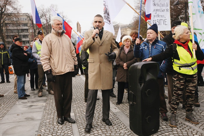 Bernard Brščič kot govornik na shodu proti marakeški deklaraciji. Po poročanju Nove24tv je med drugim dejal: »Shoda sem se udeležil, ker bi rad živel v Sloveniji, ampak ne v usrani luknji Slovenistan.«