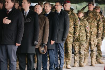 Žan Mahnič, najmlajši vojščak SDS, med igranjem slovenske himne ob postroju 1. brigade Slovenske vojske