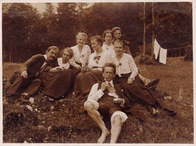 Ivan Cankar z družbo v Kamniški Bistrici leta 1917. Fotografirani še Milena Rohrmann, Mira Rohrmann, Albina Zalar, Roza Mejač, Vera Rohrmann, spredaj Ivan Prijatelj 