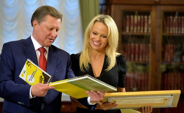 Igralka Pamela Anderson je v zadnjih letih svoje delo preusmerila v aktivizem in borbo za človekove pravice. Na fotografiji po sestanku  sklada za dobrobit živali International Fund for Animal Welfare (IFAW) z ruskim predstavnikom Sergeiem Ivanovim.