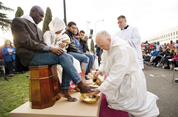 Papež Frančišek na velik četrtek simbolično poljublja in umiva noge muslimanskim, krščanskim in hindujskim beguncem 
