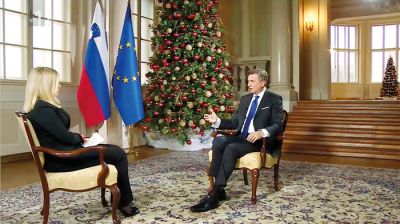 Voditeljica Manica J. Ambrožič v pogovoru s predsednikom Borutom Pahorjem