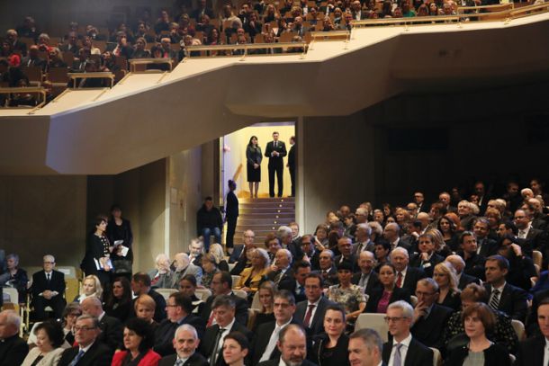 Šovmen Borut Pahor čaka na sprejem ob proslavi za dan samostojnosti in enotnosti 
