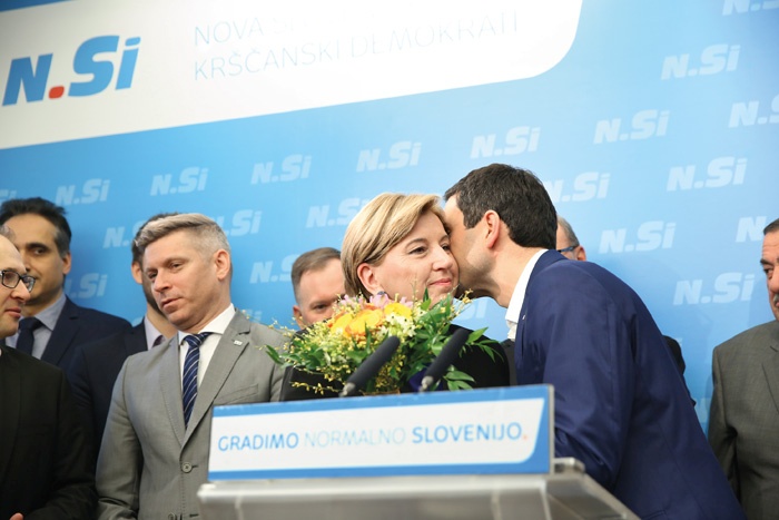 Primopredaja poslov: Ljudmila Novak, Matej Tonin in šopek rož.
