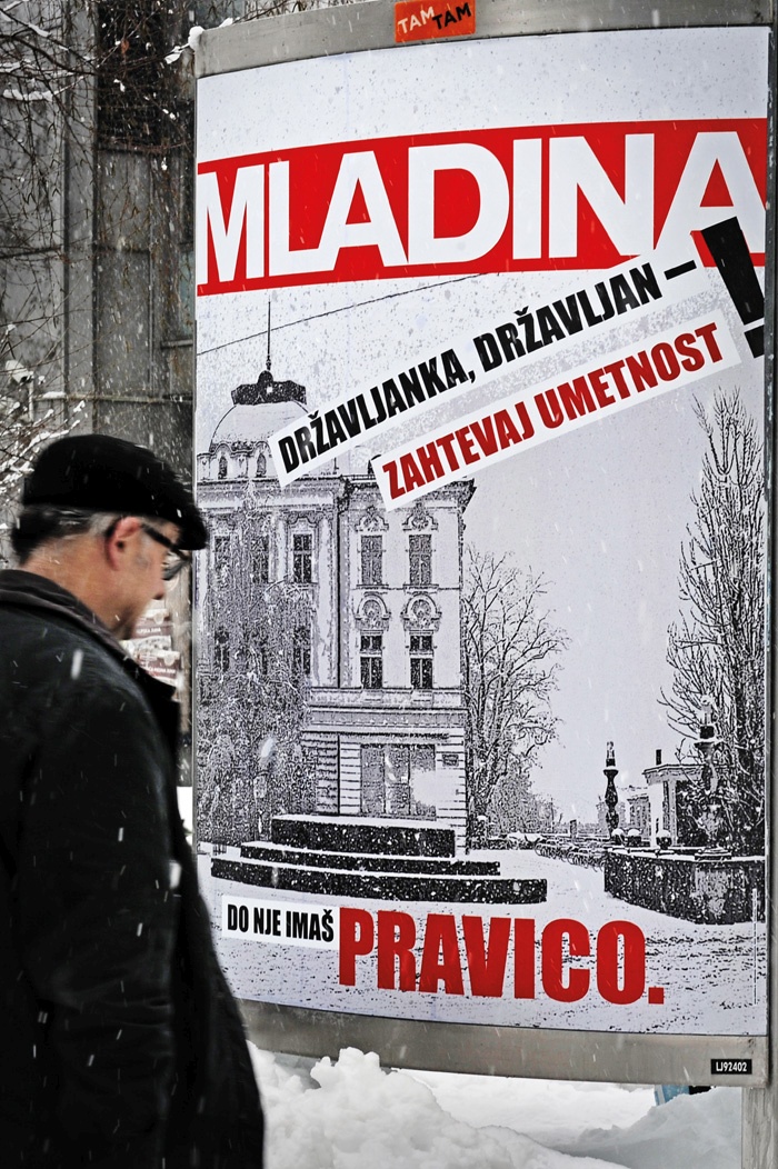 Oblikovanje plakata: Novi kolektivizem; besedilo plakata: Anja Golob; fotografija na plakatu: Ingrid Pokorn, postavitev plakata prijazno omogočila družba TAM-TAM