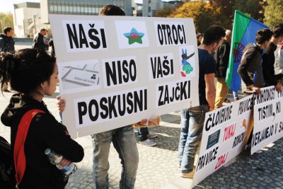 Ukrep je bil naperjen predvsem proti Romom (na fotografiji protest Romov pred parlamentom 16. oktobra lani)