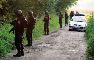 Oboroženi specialci na obeh straneh meje pri Hotizi septembra 2006