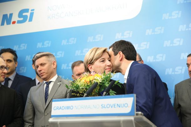 Primopredaja poslov: Ljudmila Novak, Matej Tonin in šopek rož. 