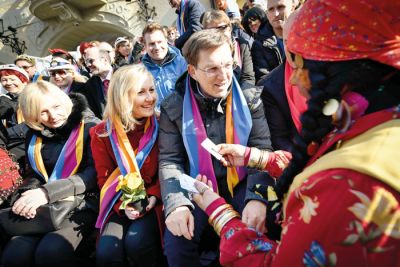 Na pustovanju na Ptuju je vedeževalka premieru Cerarju izvlekla karto cesarja. Žal obrnjeno