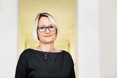 »Precej več vidimo otrok, ki se jim je vse dajalo in od njih nič zahtevalo in katerih starši namesto njih rešujejo vse težave. Ko se morajo ti otroci soočiti s svetom, postanejo samomorilni.« – dr. Maja Drobnič Radobuljac