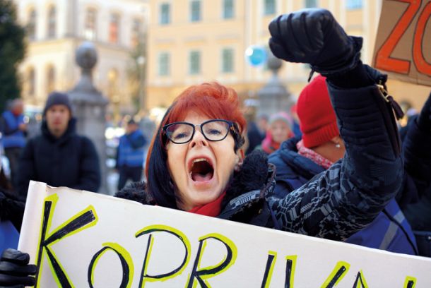 Protestni shod stavkajočih, zaposlenih v vzgoji in izobraževanju, na katerem se je zbralo okrog 20 tisoč ljudi, Kongresni trg, Ljubljana