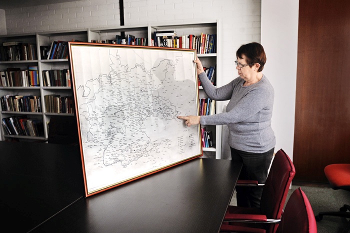 Nevenka Troha pred zemljevidom nemških taborišč