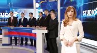 Voditeljica in sedem politikov