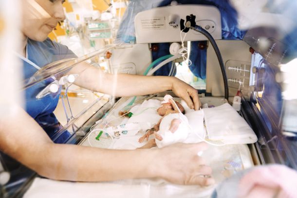Fantek se je rodil 13 tednov prezgodaj in ob rojstvu tehtal 600 gramov. Po treh tednih z malo pomoči že diha sam.