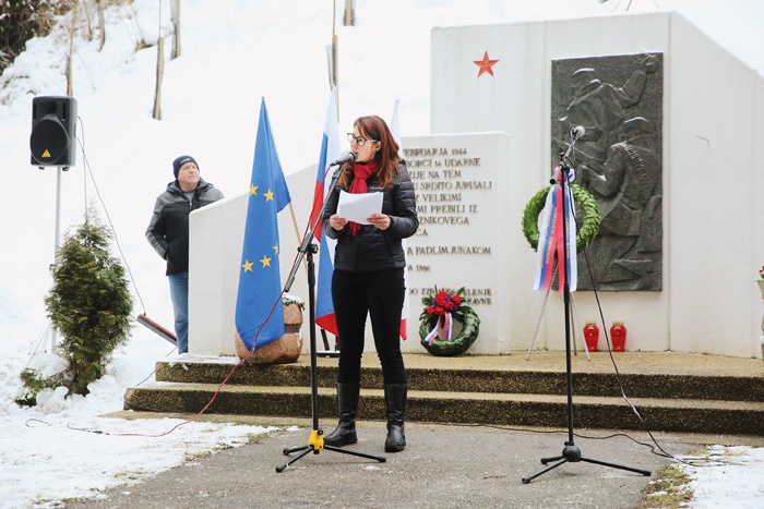 Ministrica ima slavnostni govor, potem ko je gardist zbolel za trebušno gripo.