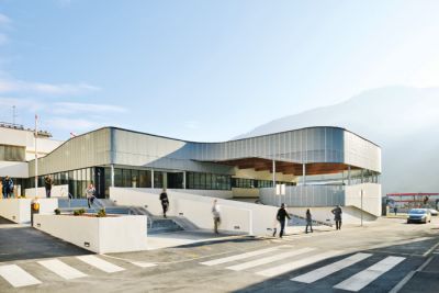 Pri urgentnem centru na Jesenicah so prometno-tehnični elementi uvoza za rešilna vozila uspešno vključeni v celostno podobo stavbe, ki jo zaznamujejo organske oblike in kovinska fasadna mreža. Arhitektura: Protim Ržišnik Perc, d. o. o. 