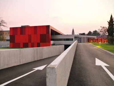 Urgentni center v Novi Gorici je zasnovan v obliki stiliziranega rdečega križa, pri oblikovanju nadstreška in stene z napisom pa je sodelovala tudi skupina Novi kolektivizem. Arhitektura: Jernej Prijon, Vid Razinger, Tadej Glažar, Marko Vidmar. 