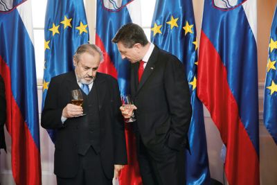 Vsekakor ima največ zaslug za to, da Slovenija ni notificirala ADP, nekdanji slovenski veleposlanik na Dunaju dr. Ernest Petrič. (na fotografiji kot neprofesionalni svetovalec predsednika Pahorja 13. januarja letos)