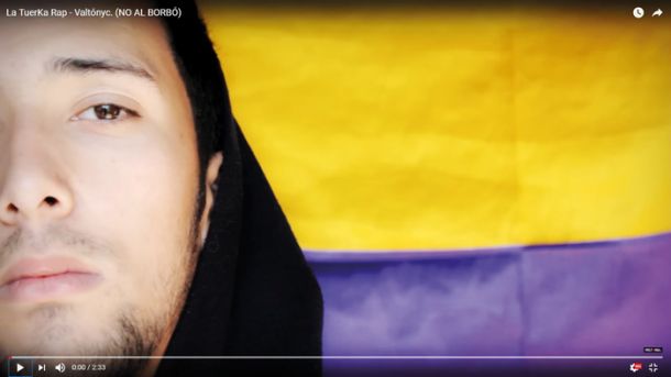 Izsek iz videa sporne pesmi (Valtonyc poje pred zastavo Druge španske republike, ki se je končala z zmago Franca) 
