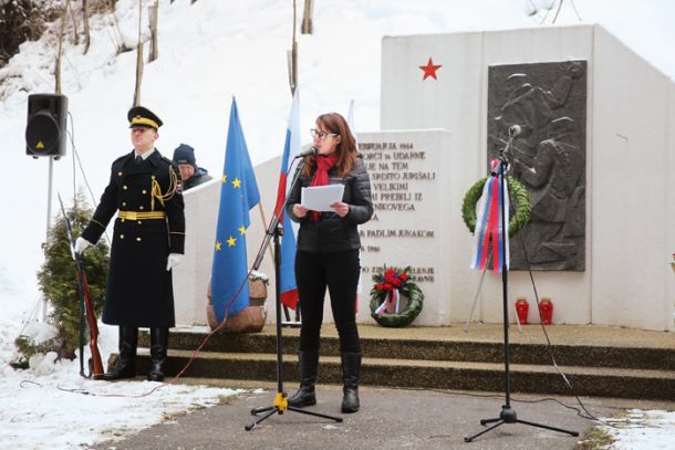 Ministrica ima slavnostni govor, preden je  gardist zbolel za trebušno gripo. 