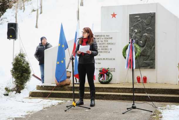 Ministrica ima slavnostni govor, potem ko je  gardist zbolel za trebušno gripo. 