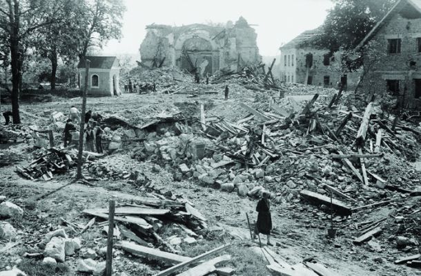 Ruševine Dragatuša v Beli krajini po nemškem letalskem napadu 7. maja 1944 