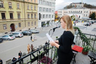 »Ustanovitelji« Republike Evrope so se v manifestu, ki ga je v Ljubljani z zunanjega balkona SNG Drame prebrala igralka Nina Valič, zavzeli za oživitev Evrope kot projekta združevanja državljanov EU.