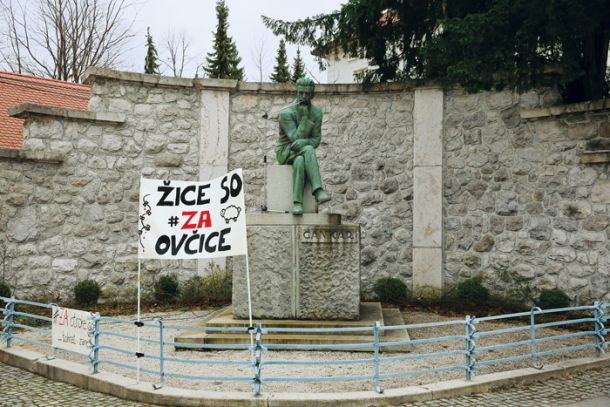 V podporo humanosti – Cankarjev spomenik v Vrhniki v času migrantske krize, februar 2016 