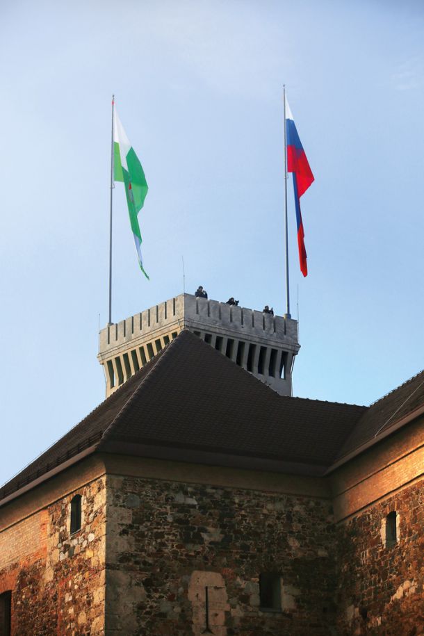 Dve zastavi, dva drogova na stolpu Ljubljanskega gradu