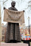 8. marec: Vera se pridružuje pozivu sufražetke Millicent Fawcett, Parliament Square, London, VB