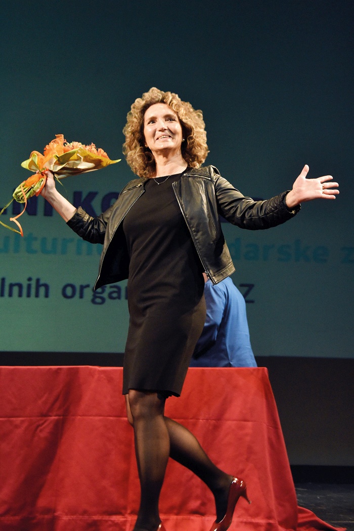 Ksenija Dobrila po izvolitvi za novo predsednico SKGZ na sobotnem kongresu v Kulturnem domu v Trstu.