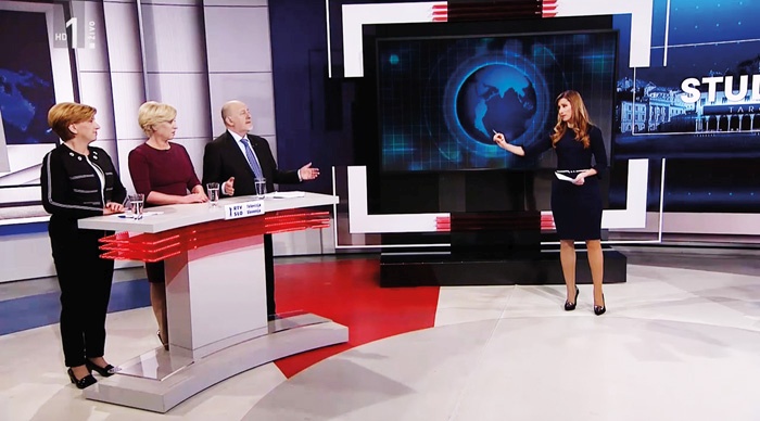 Voditeljica oddaje Tarča Erika Žnidaršič v »pogovoru« z Zmagom Jelinčičem.