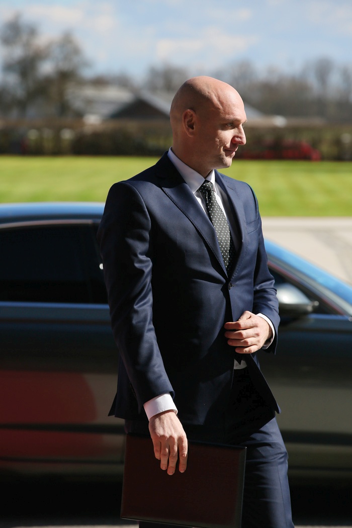 Novi minister za okolje Simon Zajc. Za začetek bi lahko ostale ministre prepričal, da se na skupni sestanek na Brdo ne pripelje vsak s svojo visokoogljično limuzino.