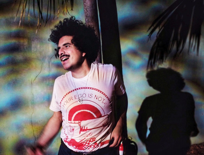 Namesto da bi nas Helado Negro z angažirano poezijo bombardiral z moraliziranjem, nam raje ponudi katarzično obravnavo univerzalnih vprašanj.