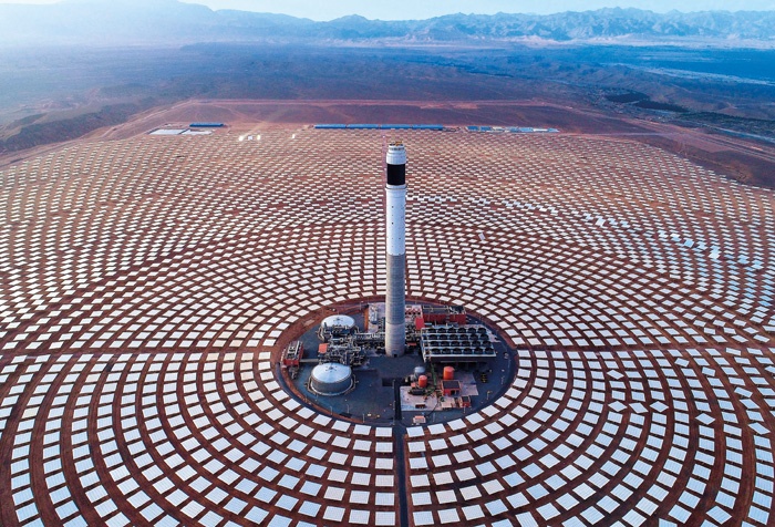 Največja solarna elektrarna, ki elektriko proizvaja s koncentracijo sončne svetlobe, stoji v Maroku in ima nazivno moč 580 megawatov. A dr. Lučka Kajfež Bogataj opozarja, da trenutne porabe energije ne moremo pokriti z obnovljivimi viri. Ti pridejo v poštev šele, ko močno zmanjšamo porabo energije.