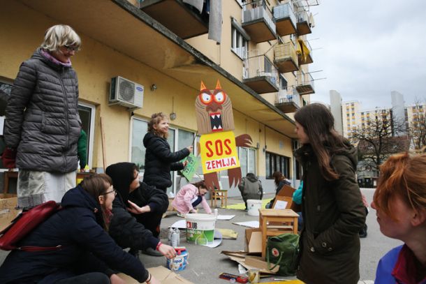 Priprave mladih na petkove proteste z izdelovanjem transparentov. 