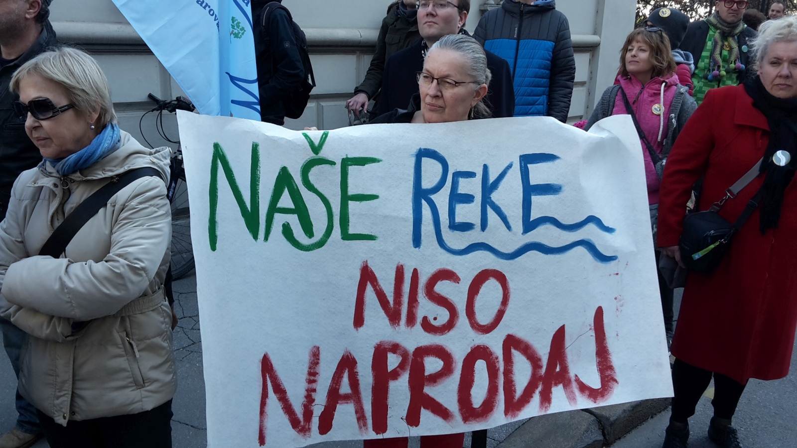 Transparent na današnjem protestu: Naše reke niso naprodaj