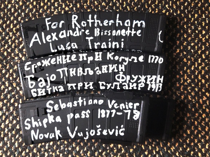 Okvir za naboje za puško Brentona Tarranta, na katerih so vpisana imena borcev proti muslimanom (med njimi je tudi Italijan, ki je lani streljal na migrante, pa tudi Srb in Črnogorec, ki sta se v 19. stoletju borila proti Turkom) 