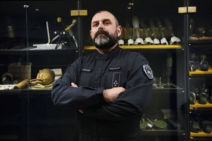 V vitrinah v svojih prostorih bombni tehniki hranijo številne eksplozivne naprave, s katerimi so se že srečali pri svojem delu, od ročnih bomb in pirotehnike do doma narejenih improviziranih bomb.