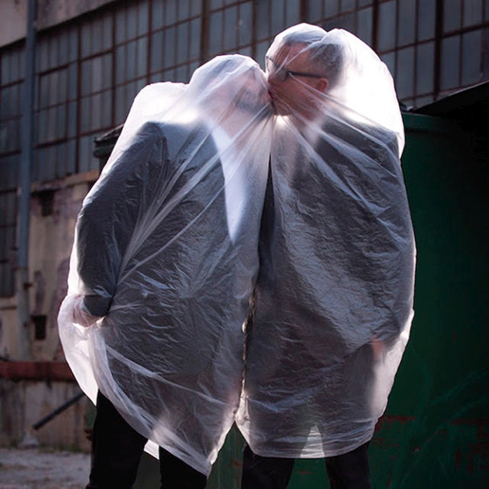 Na deseti plošči je Matmos, dvojec, ki praznuje 25-letnico delovanja in hkrati 25-letnico romantičnega razmerja članov, semplal izključno zvoke plastike.