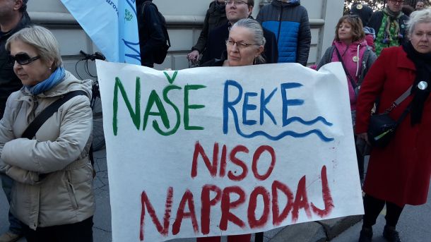 Transparent na današnjem protestu: Naše reke niso naprodaj