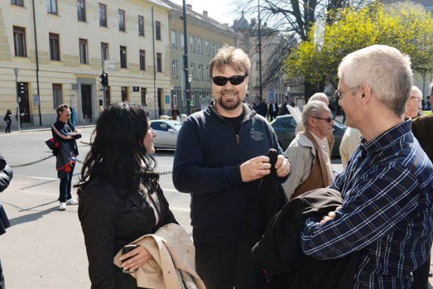 Novinar Jože Možina in sodni izvedenec Mitja Štular na shodu v podporo Janezu Janši in soobtoženim v zadevi Patria pred ljubljansko sodno palačo, 19. marca 2014