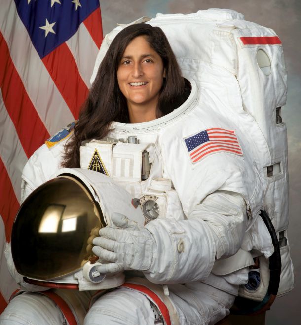 Sunita Lyn »Suni« Williams (roj. Pandya), ameriška pilotka, astronavtka in častnica indijsko-slovenskega rodu, * 19. september 1965, Euclid, Ohio, Združene države Amerike. Je ena najaktivnejših astronavtk, ki je skoraj pet let držala ženska rekorda za največje število izhodov v odprto vesolje (sedem) in najdaljši čas bivanja v odprtem vesolju (50 ur, 40 minut).
