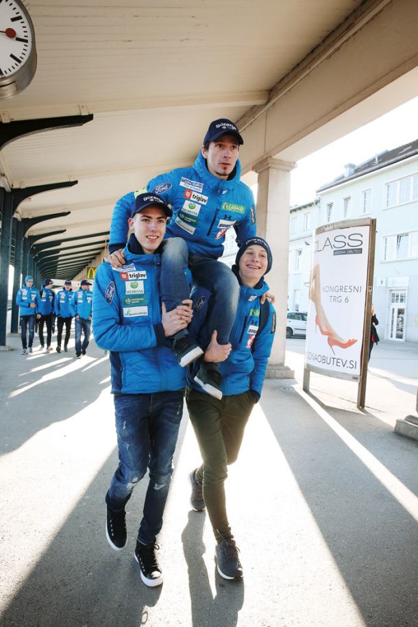 Timi Zajc, Robert Kranjec, Domen Prevc; odhod slovenske reprezentance v smučarskih skokih v Planico z vlakom, LJ 