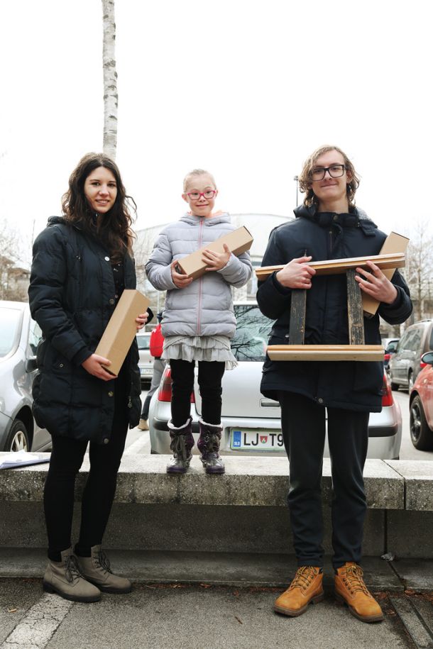 Najboljši recitatorji števila »pi«: Kaja Nakani (449), Rebeka Avšič (1144) in državni rekorder Lev Rus (3333), Fakulteta za matematiko in fiziko, LJ 